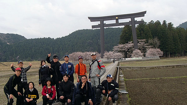 大鳥居前で記念撮影